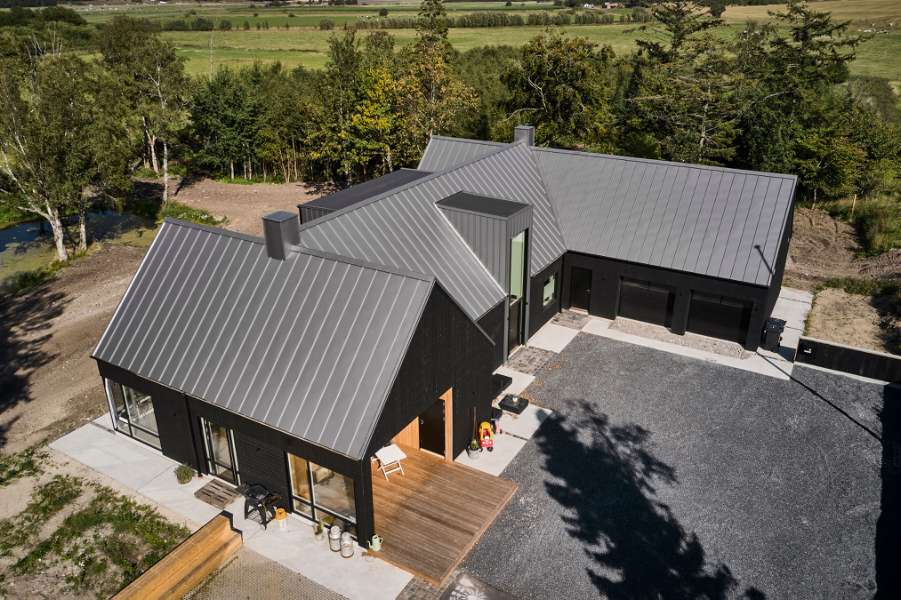 Flag raised for new home with a very popular steel roof, Brådalvej 25, 9210 Aalborg SØ